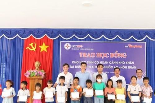 Báo Tiền Phong và Tổng Công ty Điện lực miền Nam trao học bổng cho các em học sinh Bình Phước