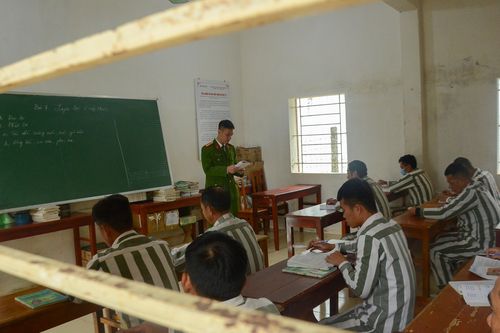 Dạy người sau… song sắt