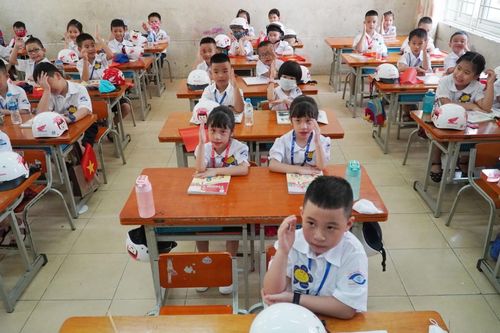 Đề nghị cấp miễn phí sách giáo khoa cho học sinh khiếm thị