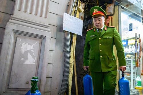 Cảnh sát đột kích kho hàng 'khí cười' trong phố cổ