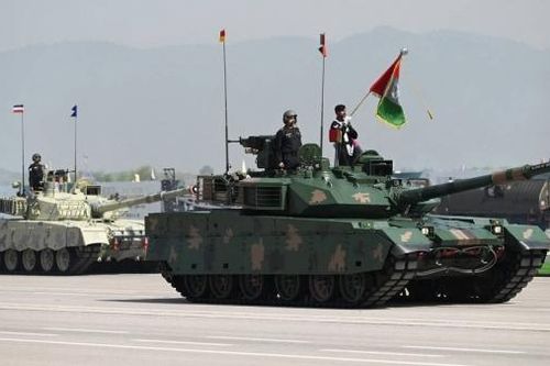 Báo Ấn Độ: Pakistan nêu điều kiện gửi xe tăng cho Ukraine?