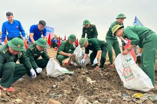 Hơn 400 đoàn viên, thanh niên ra quân làm sạch biển trong chuỗi hoạt động 'Tháng Ba biên giới'