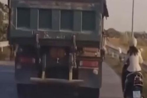 Kinh hãi, nữ tài xế đảo trái, lượn phải cố vượt xe 'hổ vồ'