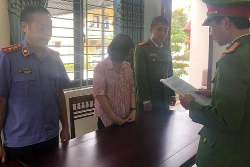 Nữ kế toán tiếp tay cho hiệu trưởng tham ô tài sản