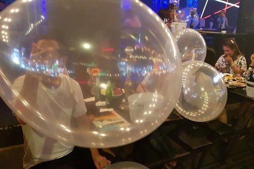 Đột kích kho tập kết khí cười trong lòng phố cổ