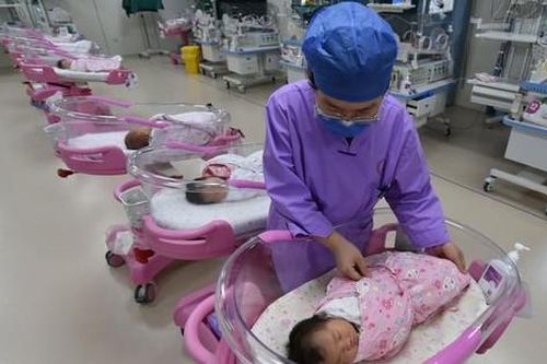 Gây bão dư luận: Đề xuất trợ cấp thai sản cho sinh viên