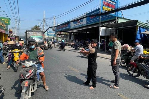 Người phụ nữ giằng co lấy lại điện thoại gây xôn xao dư luận