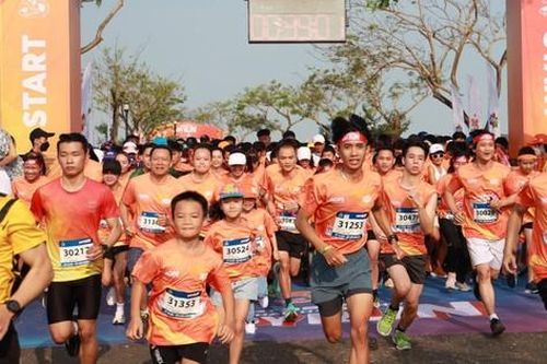 Hàng ngàn người chạy bộ chung tay quyên góp xây trường học