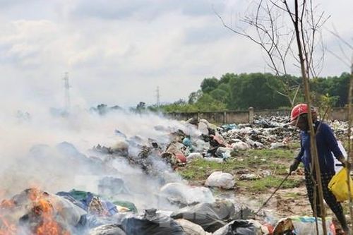 Dân kêu trời vì hàng tấn rác chất như núi ở bãi trung chuyển