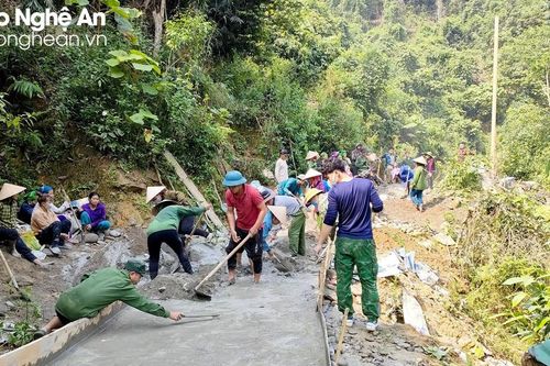 Bản biên giới rẻo cao xứ Nghệ góp cát, sỏi, ngày công làm đường bê tông