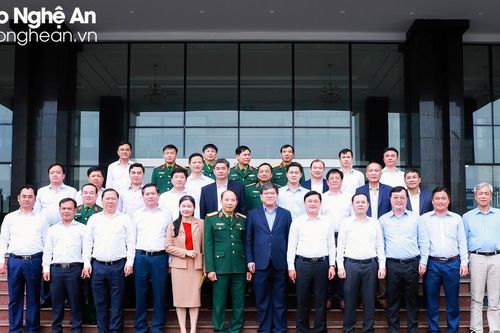 Các đồng chí Ủy viên dự khuyết Ban Chấp hành Trung ương Đảng khóa XIII thăm, làm việc tại Bộ Tư lệnh Quân khu 4