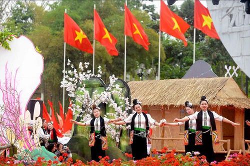 Đắm mình trong vòng xòe sáng tạo tại Lễ hội 'Mùa hoa Ban'