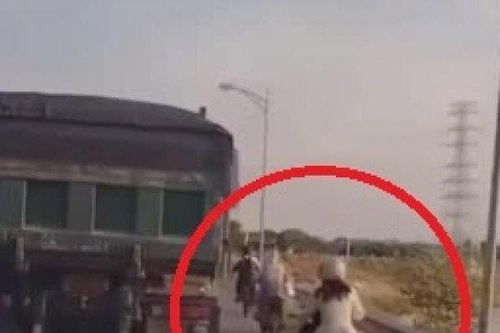 Clip: Đảo trái, lượn phải quanh đuôi xe 'hổ vồ', nữ tài xế gây kinh hãi