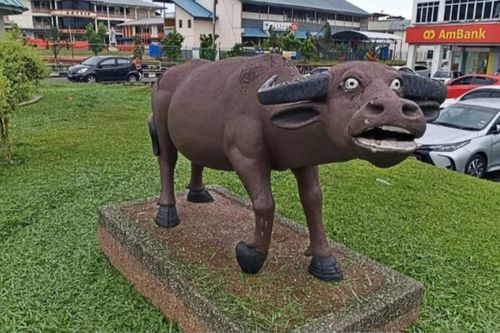 Tượng trâu gây sốt với biểu cảm mắt trợn tròn, gương mặt đầy thảng thốt