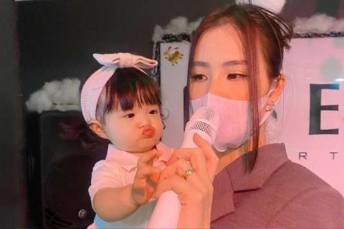 Được yêu cầu hát hò, con gái Đông Nhi yêu cầu phải có sân khấu mới chịu khoe giọng