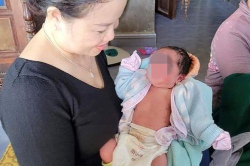 Xót xa bé trai sơ sinh bị bỏ rơi ở bụi tre, may mắn được người dân phát hiện kịp thời