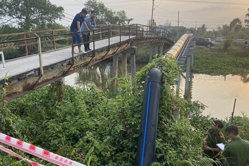 Vớt 2 thi thể thanh niên lên khỏi lòng kênh, người dân kể lại chi tiết kinh hoàng trước đó