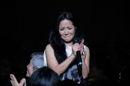 Diva Hồng Nhung rưng rưng khi nhắc về nhạc sĩ Trịnh Công Sơn trong concert cá nhân