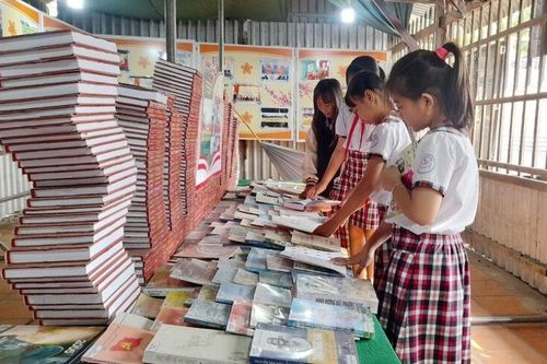 Tuyên truyền, giới thiệu sách bằng hình thức thư viện lưu động ở Thạnh Mỹ Tây