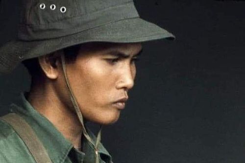 Bắn nhầm... Thủ trưởng