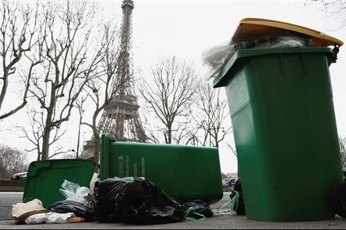 Nhân viên môi trường đình công, thành phố hoa lệ Paris ngập trong rác