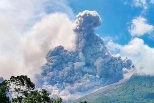 Núi lửa Merapi 'thức giấc', cột tro bụi cao tới 7 km