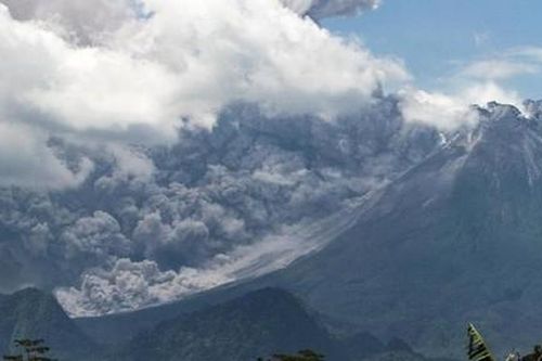Núi lửa mạnh nhất Indonesia phun trào trở lại khiến nhiều người sơ tán