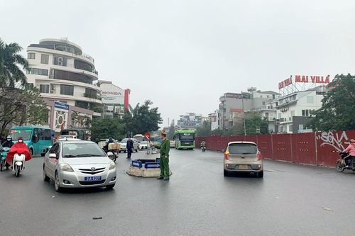Tiếp tục rào chắn, phân luồng phục vụ thi công trên đường Âu Cơ