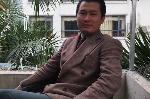 Gã đàn ông khoan tường để nhìn trộm phòng tắm nhà hàng xóm đối diện nhiều tội danh