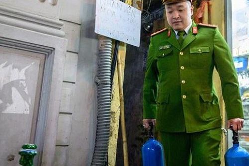 Đột kích kho hàng trong ngõ phố cổ, thu giữ 10 bình 'khí cười'