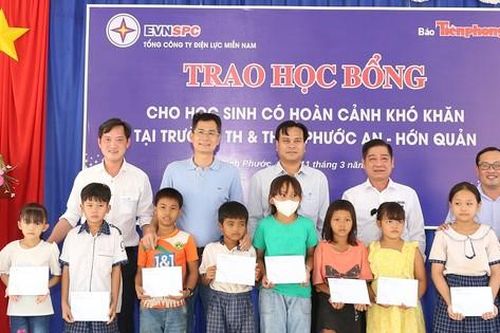 EVNSPC cùng báo Tiền Phong trao 50 học bổng tiếp sức học sinh khó khăn tại Bình Phước