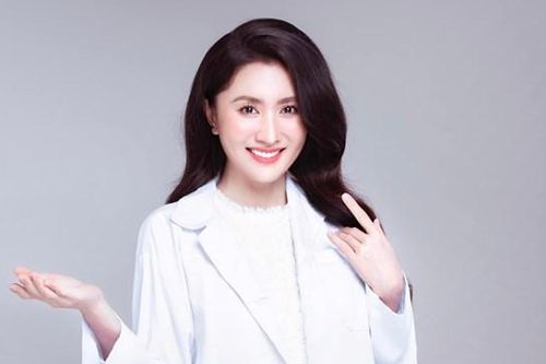 Diễn viên Nguyệt Ánh: Không mắc bệnh ngôi sao vì được dạy dỗ nghiêm khắc