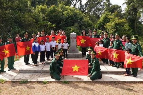 Tặng cờ Tổ quốc cho chiến sĩ biên phòng và đồng bào biên giới Đắk Nông