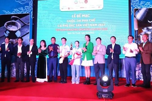 Hai thí sinh đạt giải cao trong cuộc thi pha chế cà phê đặc sản Việt Nam năm 2023