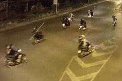 Tạm giữ hình sự 2 thanh niên trong nhóm cầm mã tấu diễu phố ở Hà Nội