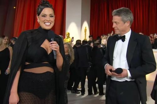 Tài tử Hugh Grant bị chê thô lỗ với MC trên thảm đỏ Oscar