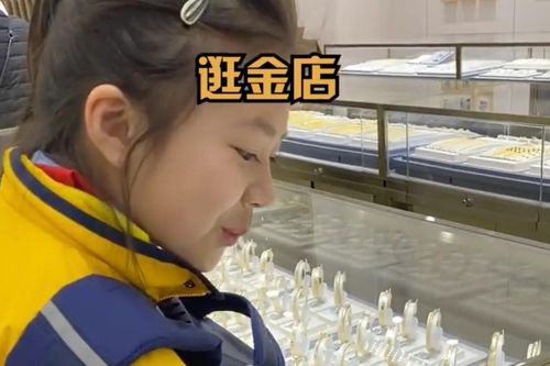 Bé gái tiết kiệm cả năm để mua nhẫn vàng tặng mẹ