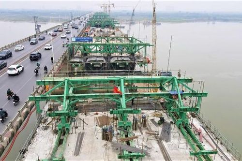 Thi công khối hợp long đầu tiên cầu Vĩnh Tuy giai đoạn 2