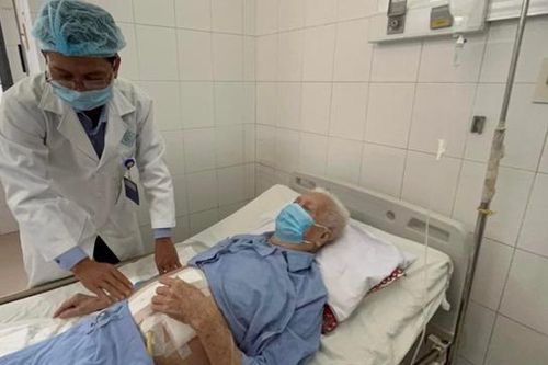 Cứu sống cụ ông 85 tuổi bị tắc ruột do nuốt quả chà là