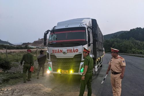 Tạm giữ 800kg mỹ phẩm không rõ nguồn gốc đựng trong bao nylon