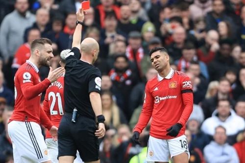 Casemiro nhận thẻ đỏ trực tiếp lần thứ 2 trong 3 trận, Quỷ đỏ chia điểm