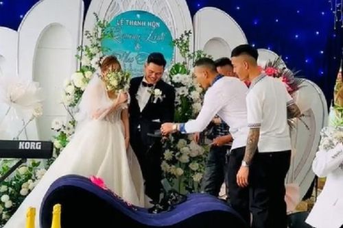 'Lầy lội' như hội bạn thân, tặng quà cưới khiến cô dâu ngại ngùng