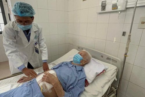 Cụ ông bị tắc ruột do nuốt quả chà là