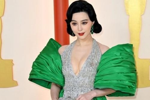 Phạm Băng Băng khoe vóc dáng gợi cảm, sexy trên thảm đỏ Oscar 2023