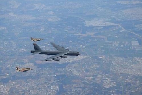 Mỹ-Israel tập trận chung, các chiến đấu cơ F-16 hộ tống B52