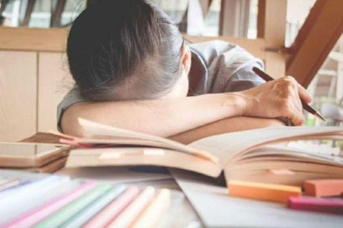 Dạy thêm, học thêm: Cha mẹ kỳ vọng, con cái kiệt quệ