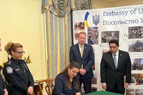 Mỹ trao trả vũ khí cổ cho Ukraine