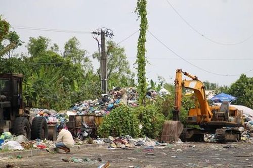 Người dân treo biển bán nhà vì bãi tập kết rác ô nhiễm