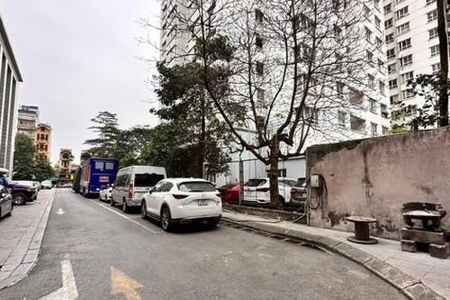 Hà Nội: Người dân băn khoăn vì 'đường cong mềm mại' lọt giữa 2 tòa chung cư