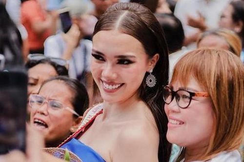 Á hậu 1 Miss Charm được hàng nghìn người chào đón khi về nước